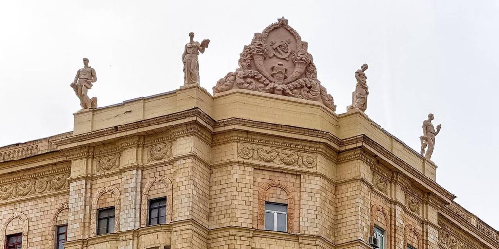 Композицию «Наука и труд» на Смоленской набережной отреставрировали