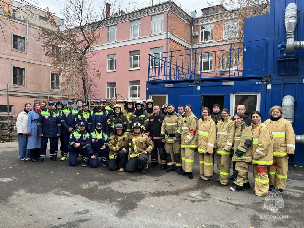 В Центральном административном округе прошли совместные учения пожарных и медиков