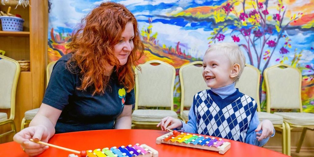 Учиться и общаться: как дефектологи помогают столичным ученикам с особенностями развития