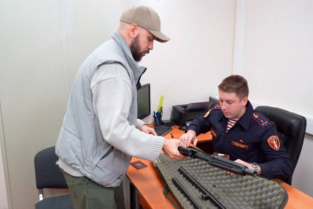 Столичные росгвардейцы принимают добровольно сданное оружие для передачи его в зону СВО