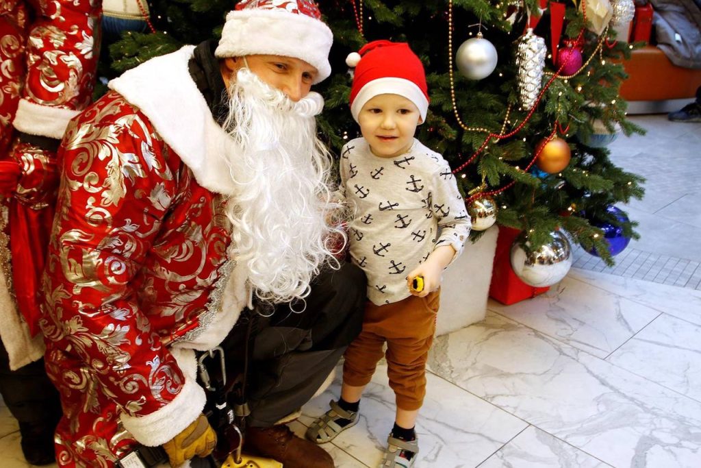 Праздник для детей в больницах: как спасатели — Деды Морозы исполняют мечты юных пациентов