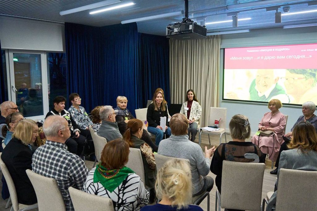 В центрах московского долголетия начался проект «Диалог поколений: услышать друг друга»