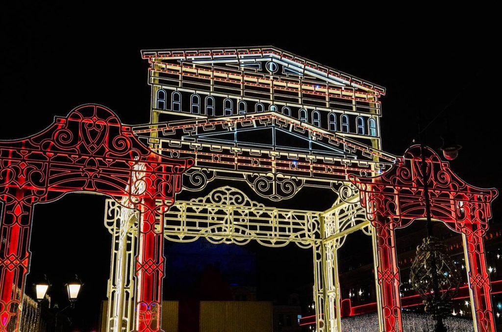 Новогодний декор: на Пушкинской площади и в Новопушкинском сквере установили светящиеся арки