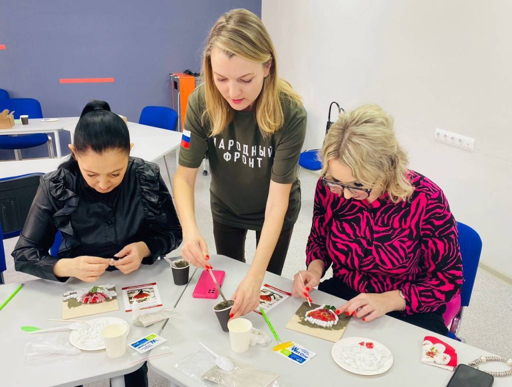 Международный день волонтера: Народный фронт открывает экспозицию о помощи бойцам