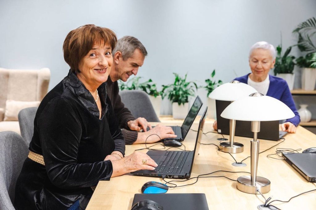 Проект «Московское долголетие» проведет интенсив по цифровой безопасности