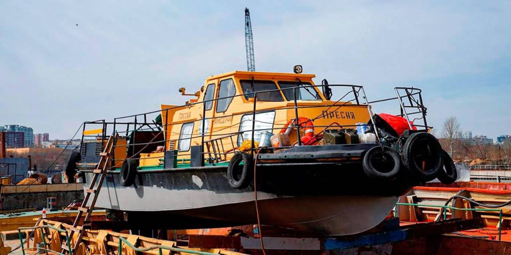 Столичный коммунальный флот начали готовить к новому сезону летней навигации
