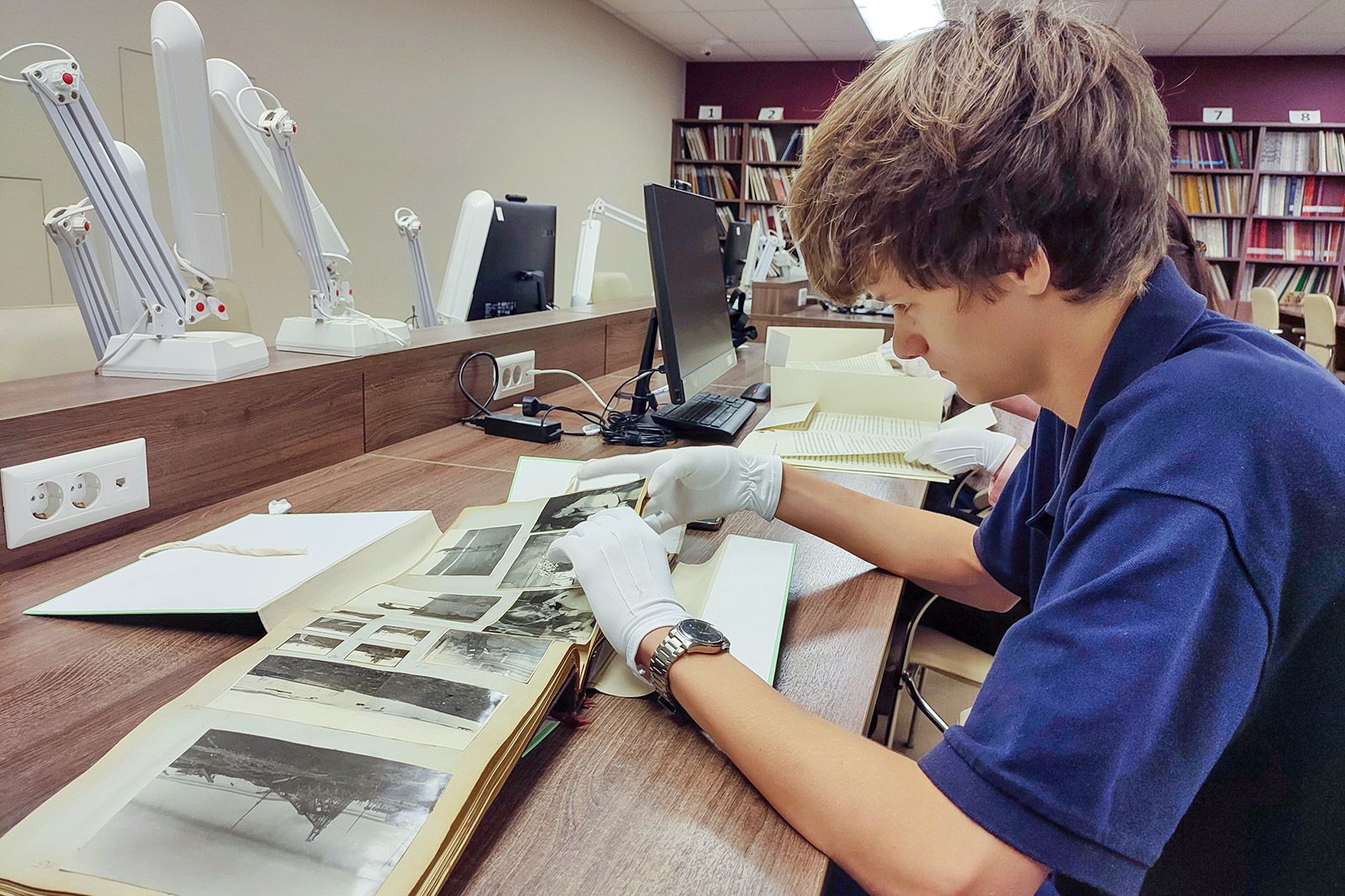 Ребятам рассказали о разных приемах анализа исторических материалов, а также о технологиях хранения и реставрации бумаг. Фото: Главархив Москвы