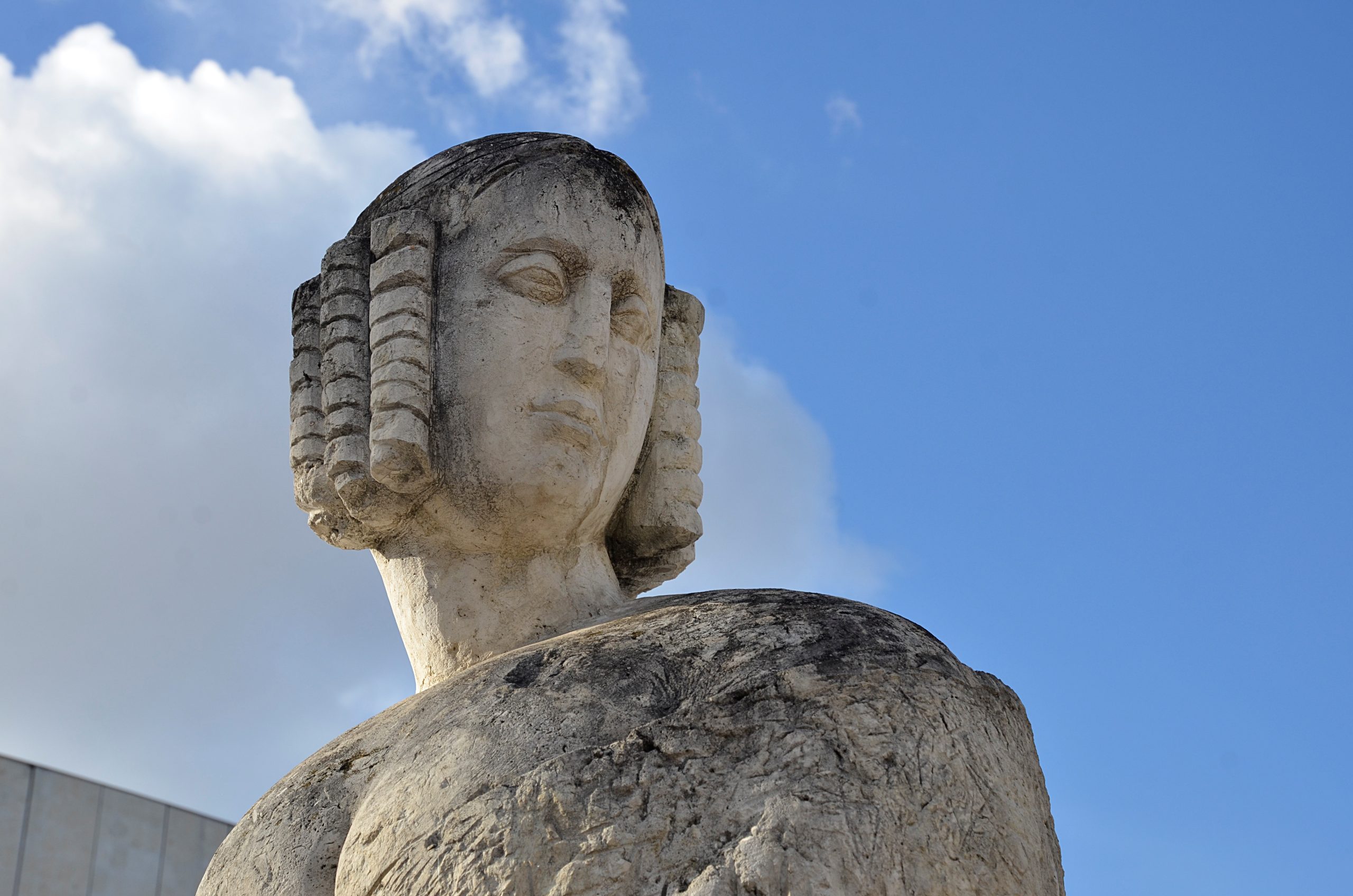 Скульптуры имеют как поверхностные загрязнения, так и биологические наслоения в виде мхов и лишайников. Фото: Анна Быкова, «Вечерняя Москва»