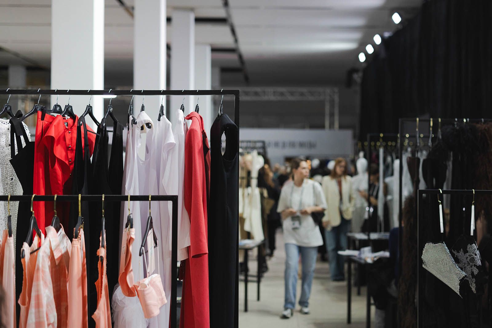 Ежегодно к неделе моды присоединяются студенты вузов, журналисты, маркетологи, которые посещают образовательную программу мероприятия. Фото: пресс-служба Департамента культуры города Москвы