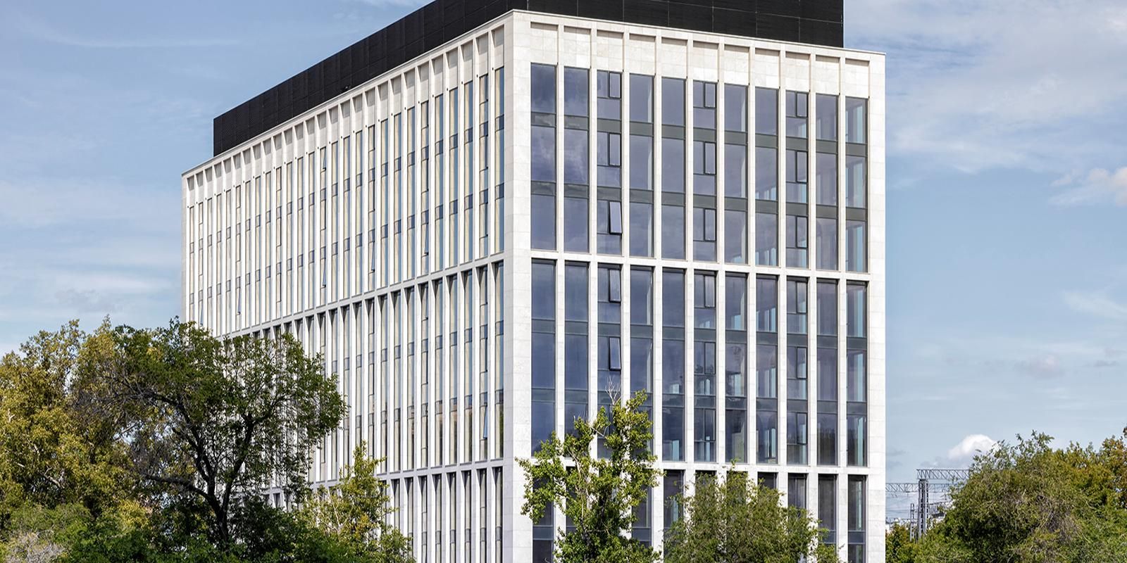 —Бизнес-центр имеет общую площадь более 17 тысяч квадратных метров. Для комфортной работы около 1,5 тысячи сотрудников установили современные инженерные системы центрального кондиционирования, приточно-вытяжную вентиляцию с функцией охлаждения, подогрева и проветривания. 