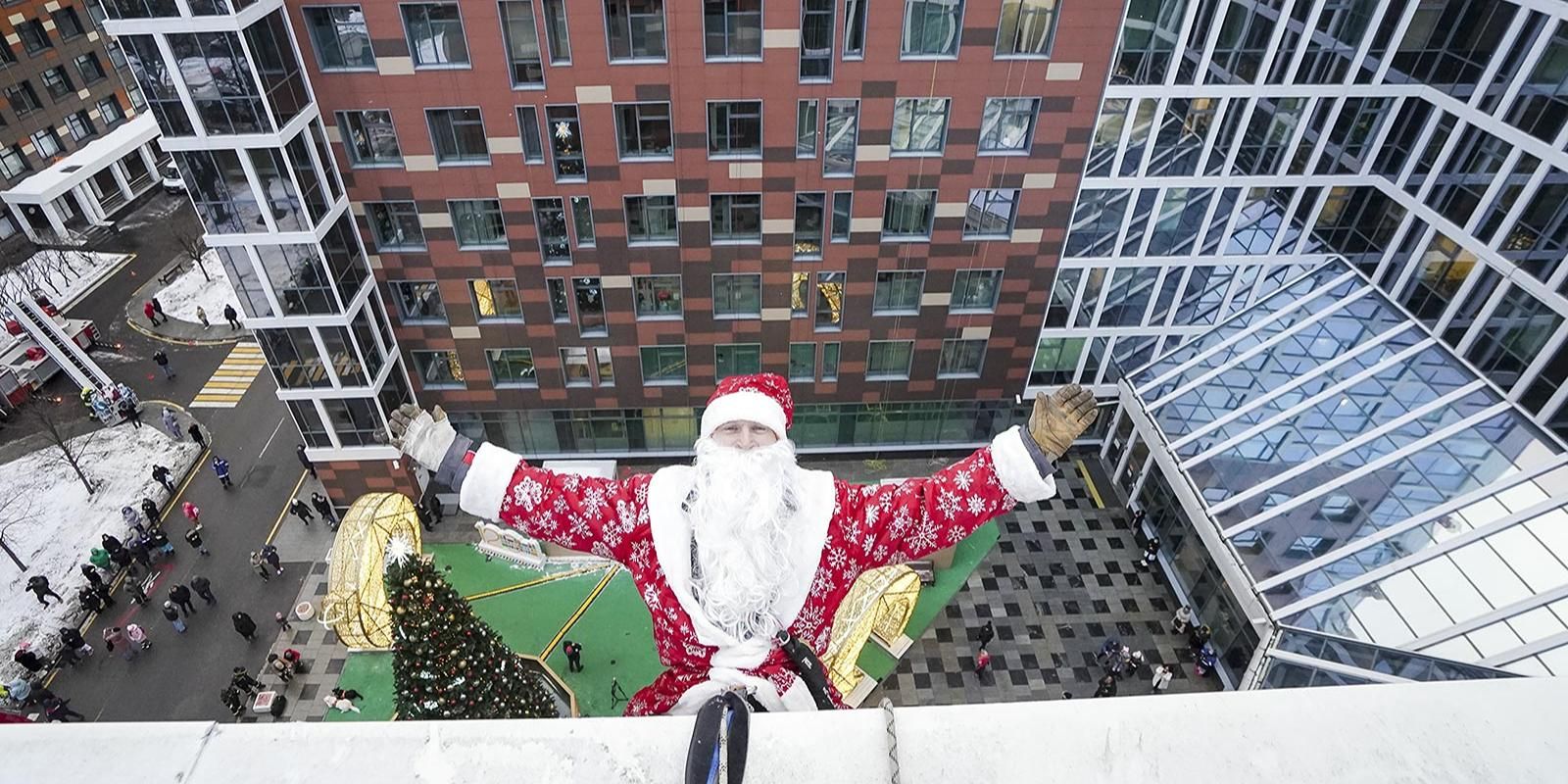 Сотрудники Департамента участвуют в акции на добровольных началах и признаются, что для них это большая радость. Фото: пресс-служба Департамента по делам гражданской обороны, чрезвычайным ситуациям и пожарной безопасности города Москвы