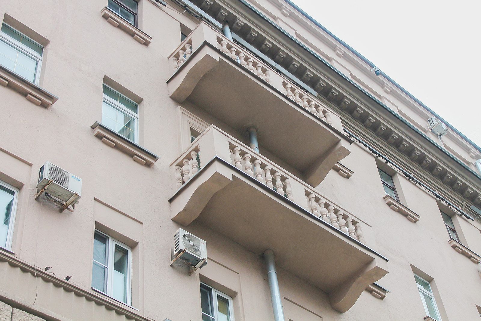 На фасада можно увидеть большое количество декоративных элементов, а балконные ограждения украшены баллюстрадами. Фото: Фонд капитального ремонта многоквартирных домов города Москвы