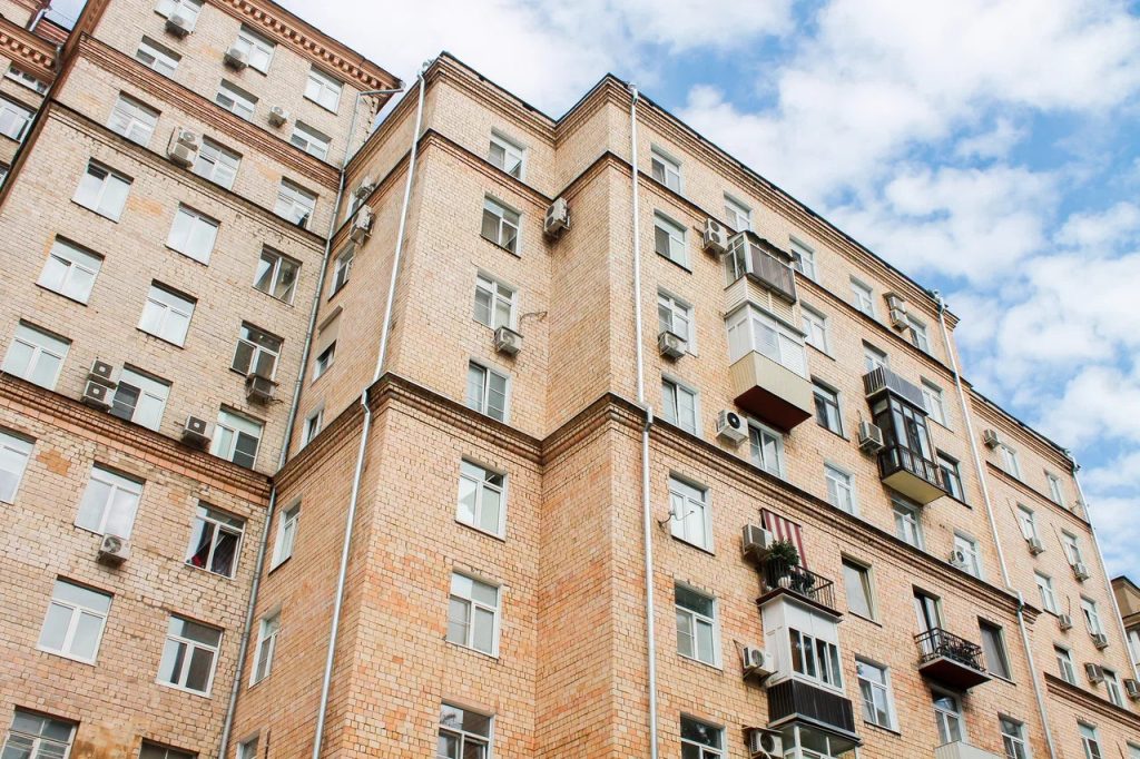 Дом в стиле советского неоклассицизма отремонтировали в Хамовниках