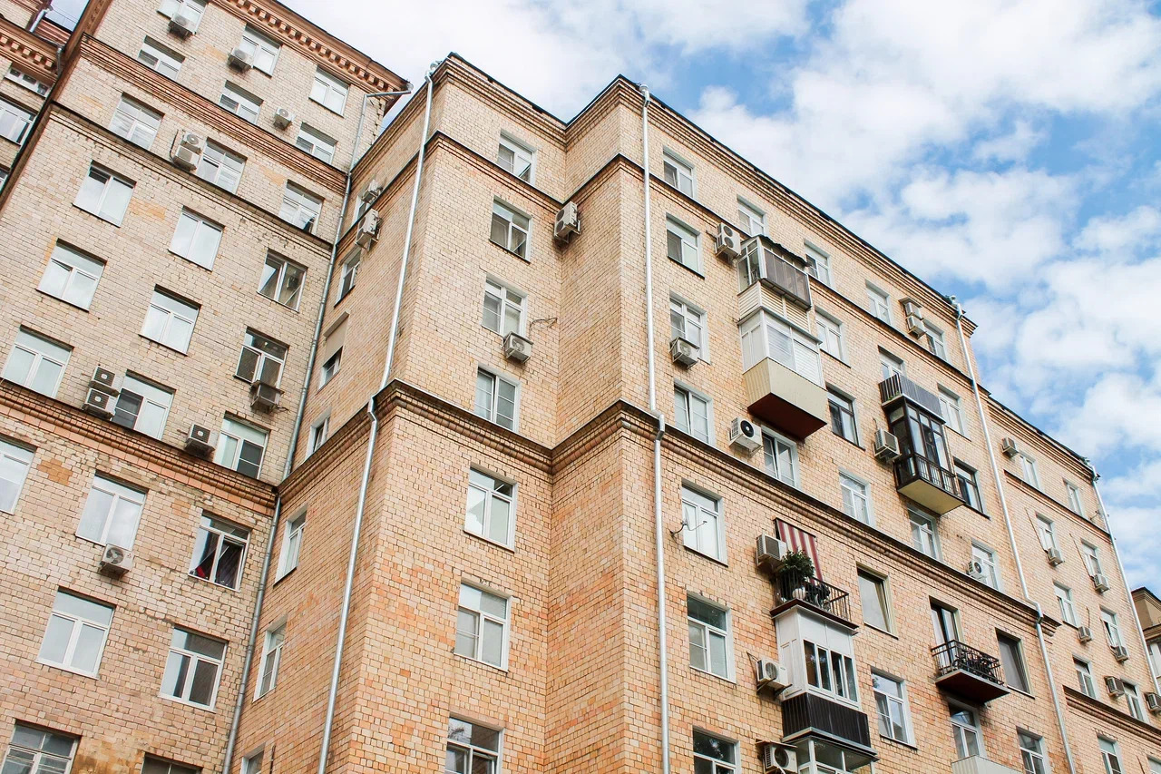 Также важной частью работ стала замена водосточных труд и приведение в порядок балконов. Фото: пресс-служба ФКР Москвы