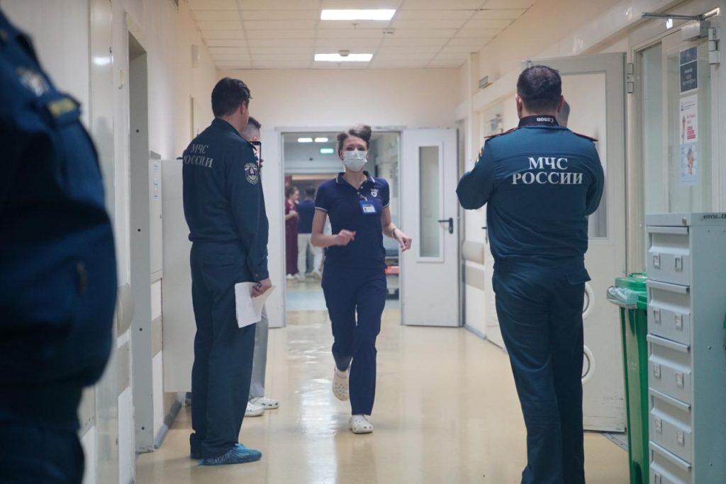 Испытание на прочность: В Первой Градской больнице отработали спасение самых тяжелых пациентов при пожаре