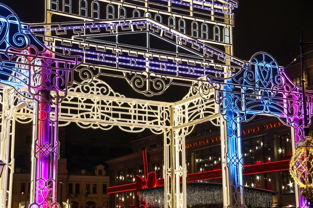 Новогодняя арка уже установлена на Кузнецком мосту