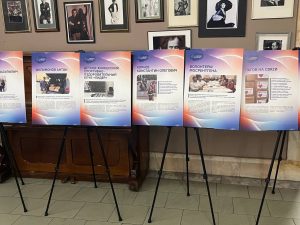 Перед входом в зал для торжественного мероприятия установили демонстрационный стенд. Фото: Геор Габараев, «Вечерняя Москва»