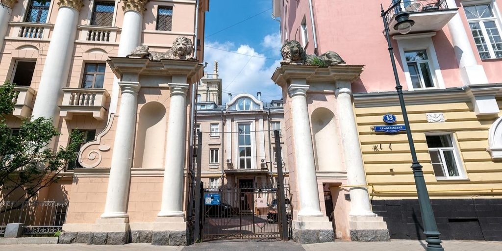 Реставрация скульптур львов началась на пилонах дома в Ермолаевском переулке