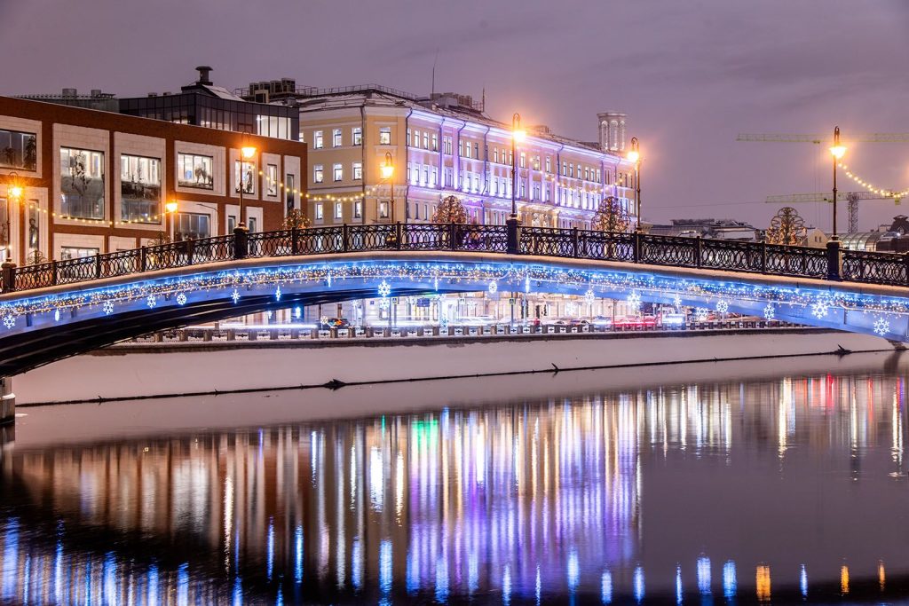 Мосты в центре города украсили к Новому году и Рождеству