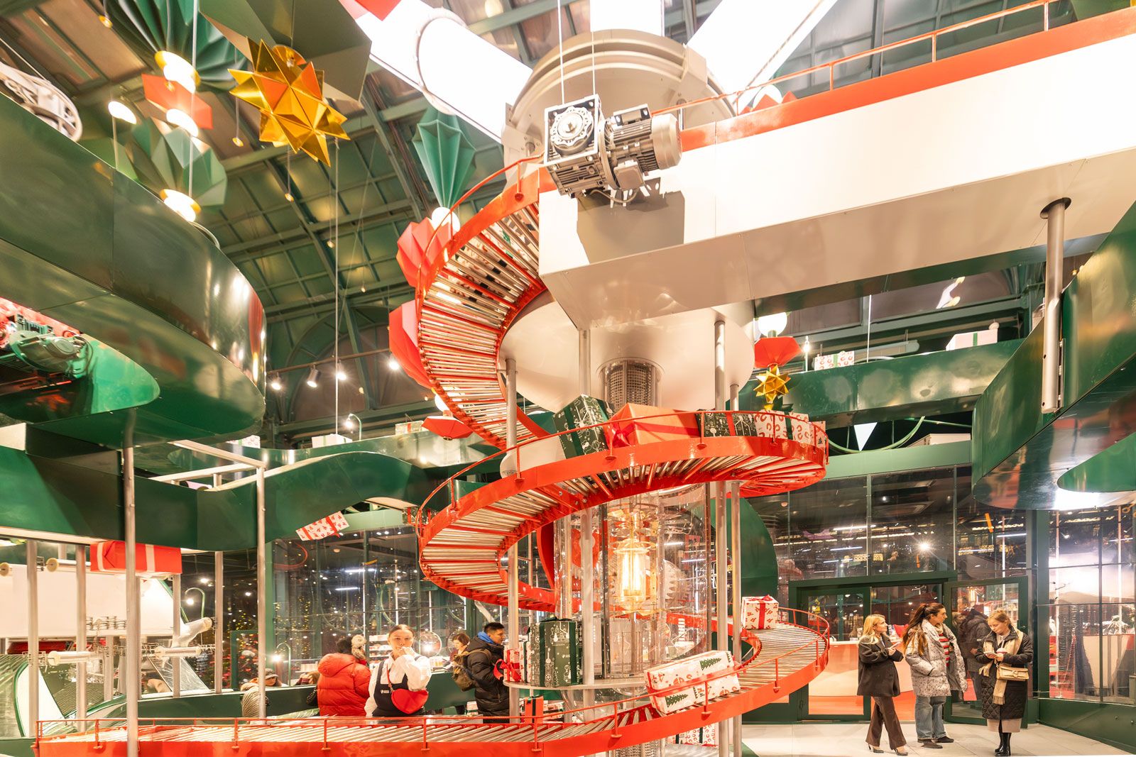 Удобные толствоки и футболки, шопперы, многоразовые бутылки для воды, блокноты и другую продукцию можно выпрать в «Самоваре» на Арбате, шале на Тверском бульваре и на «Фабрике подарков» на Болотной площади и в парке искусств «Музеон». Фото: пресс-служба Комитета по туризму города Москвы