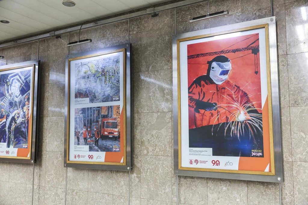 «Будни газовой службы»: выставку детских рисунков открыли на транспортном хабе «Деловой центр»