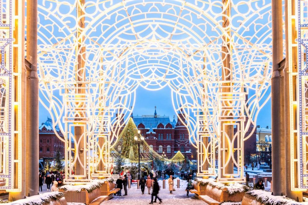 Театральные образы на улицах города: новогодние арки установили в центре столицы