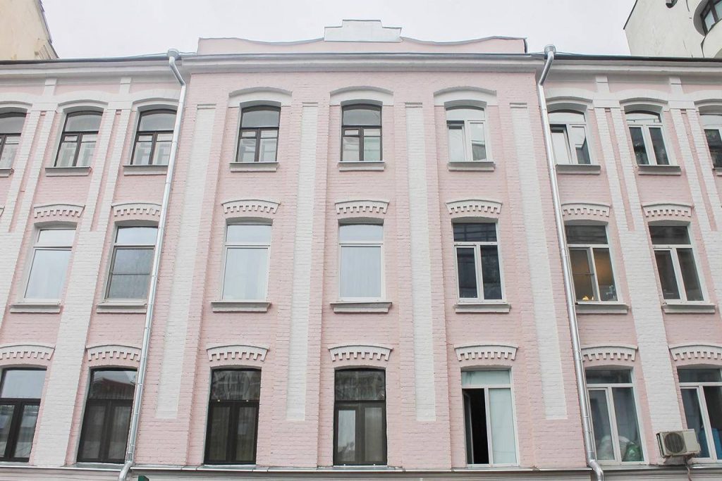 Дома с аттиками отремонтировали в центре города