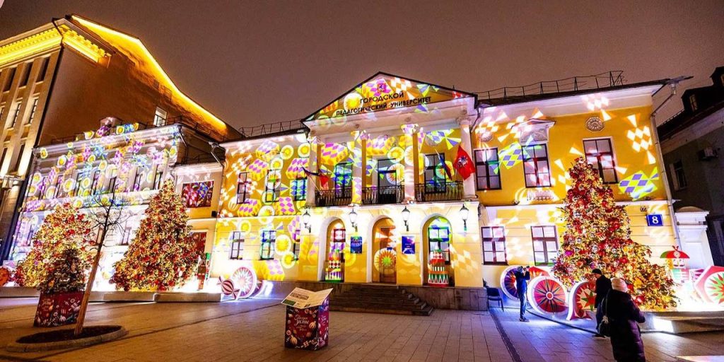 Световое шоу и живые ели: МГПУ украсили к Новому году