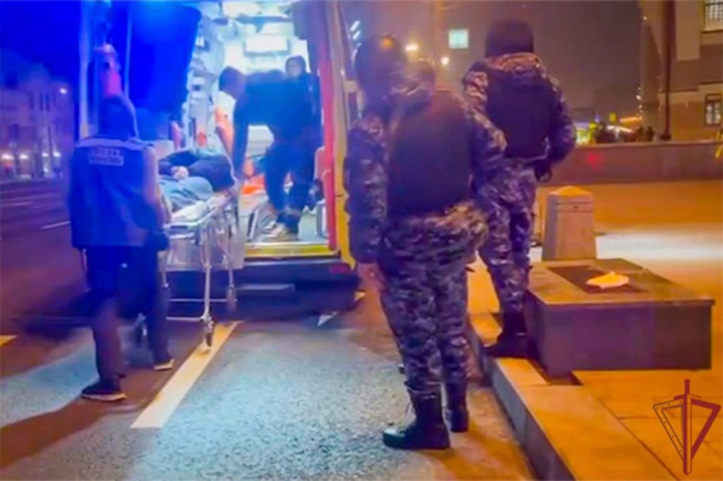 Столичные росгвардейцы оказали помощь девушке, потерявшей сознание в центре Москвы