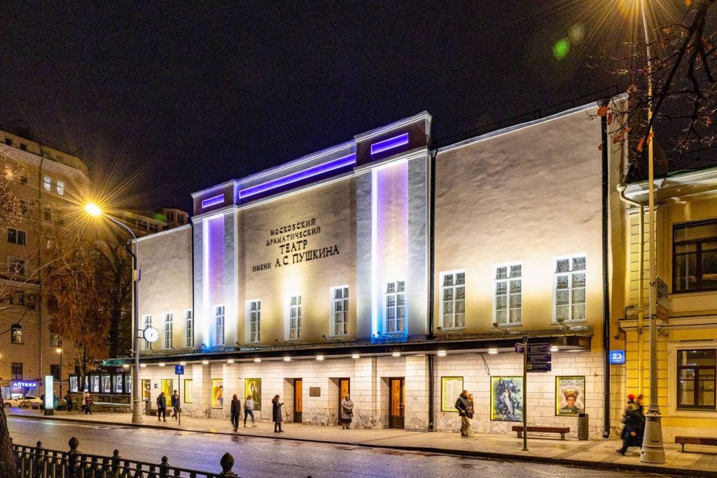 Новая подсветка появилась на здании театра имени Александра Пушкина 