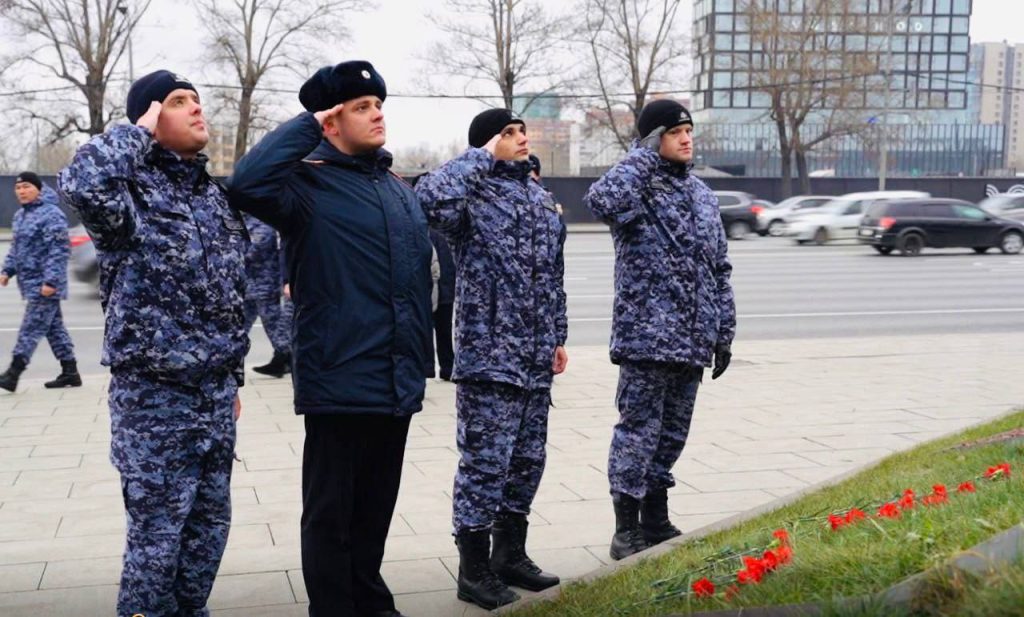 Столичные росгвардейцы в День Героев Отечества приняли участие в памятном возложении на Поклонной горе