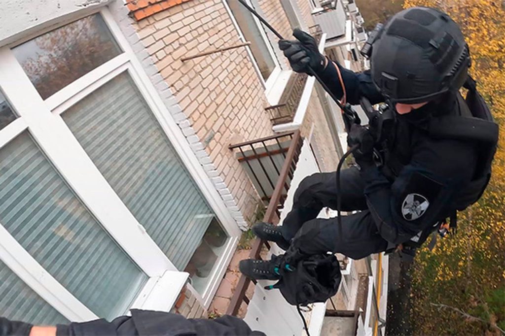 При силовой поддержке СОБР Росгвардии задержаны подозреваемые в распространении наркотических веществ