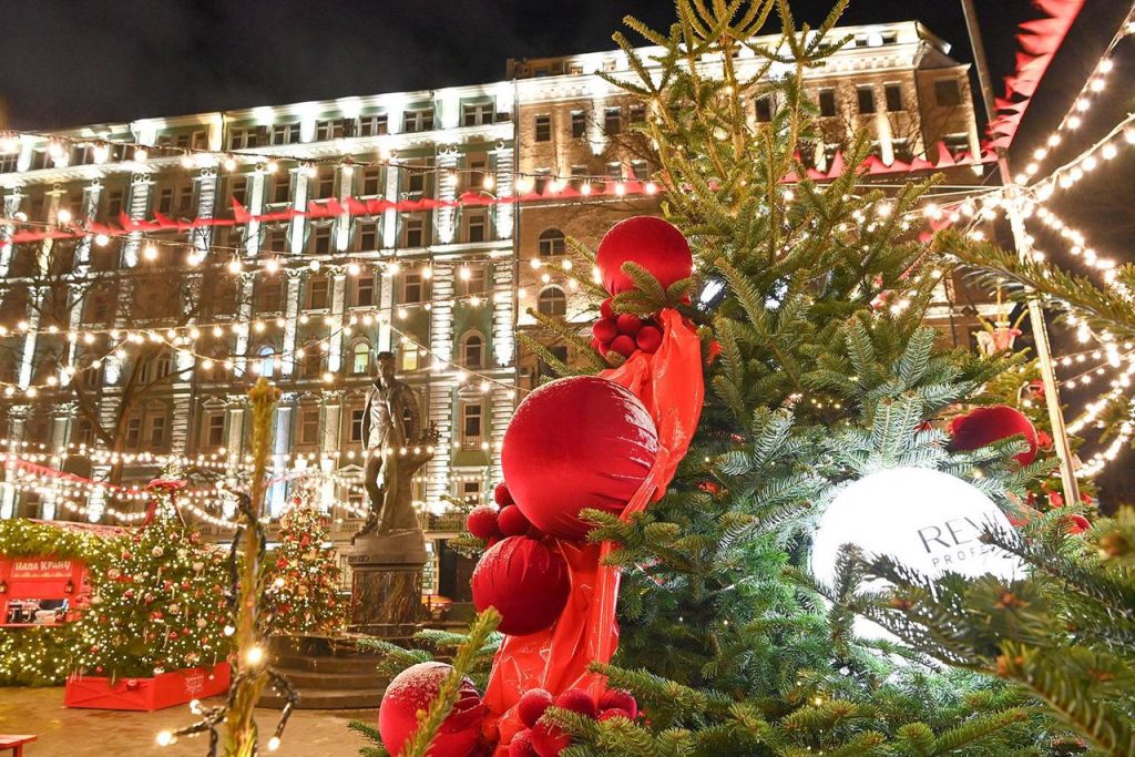 Бьюти-елки, или Предприниматели украсили деревья на Тверском бульваре