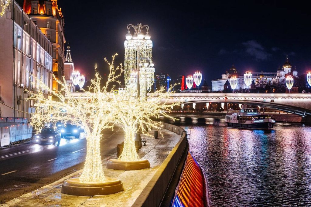 Новогодние набережные: москвичам рассказали об украшении зон у воды в центре города