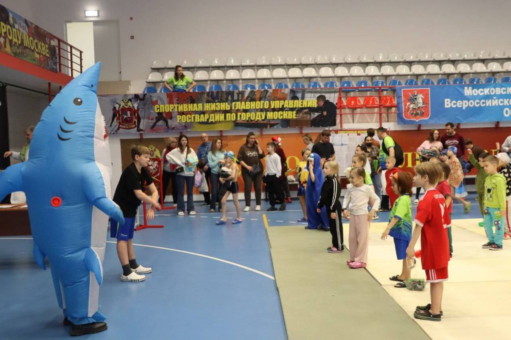 В столичном главке Росгвардии состоялись соревнования для детей по плаванию