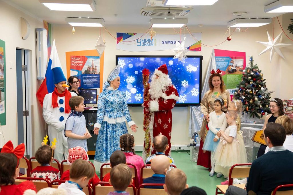 Ребята из госпитальной школы «УчимЗнаем» увидели праздничный спектакль в Морозовской больнице