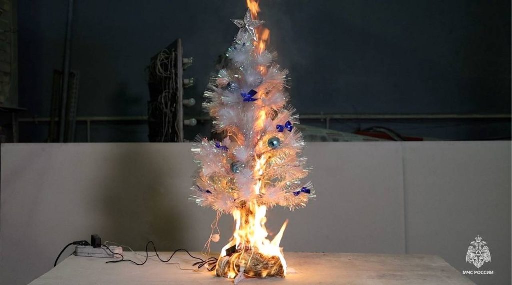 Сотрудники МЧС России наглядно показали опасность новогодних гирлянд