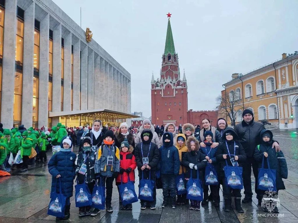 Дети сотрудников МЧС России из приграничных и новых регионов посетили Кремлёвскую ёлку