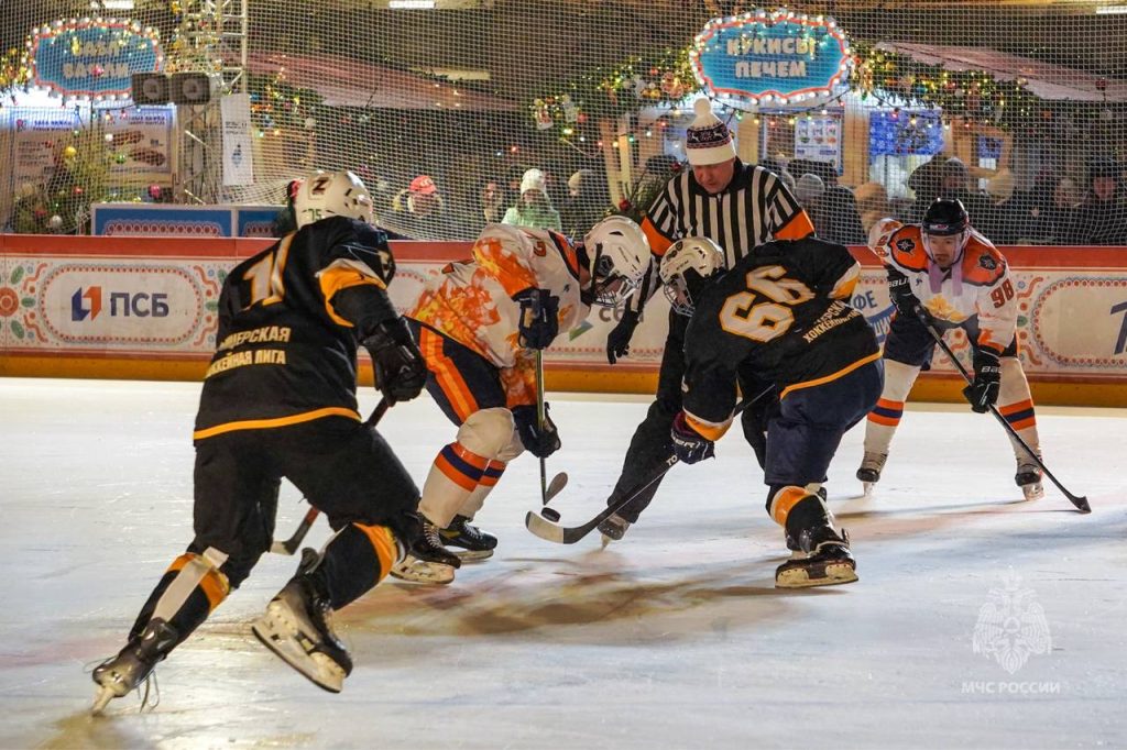 В преддверии 35-летия МЧС России на Красной площади состоялся международный хоккейный турнир