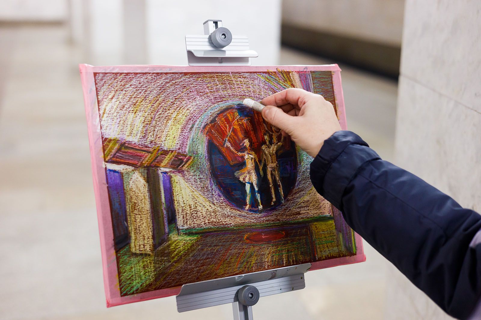 В день открытия новой площадки проекта пассажиры станции «Полянка» могли увидеть за работой пятерых художников. Фото: пресс-служба Московского метрополитена