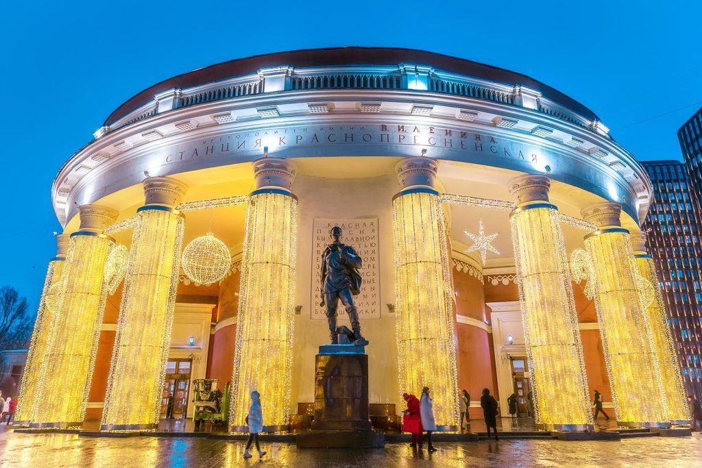 Несколько станций метро в центре украсили к приближающимся праздникам