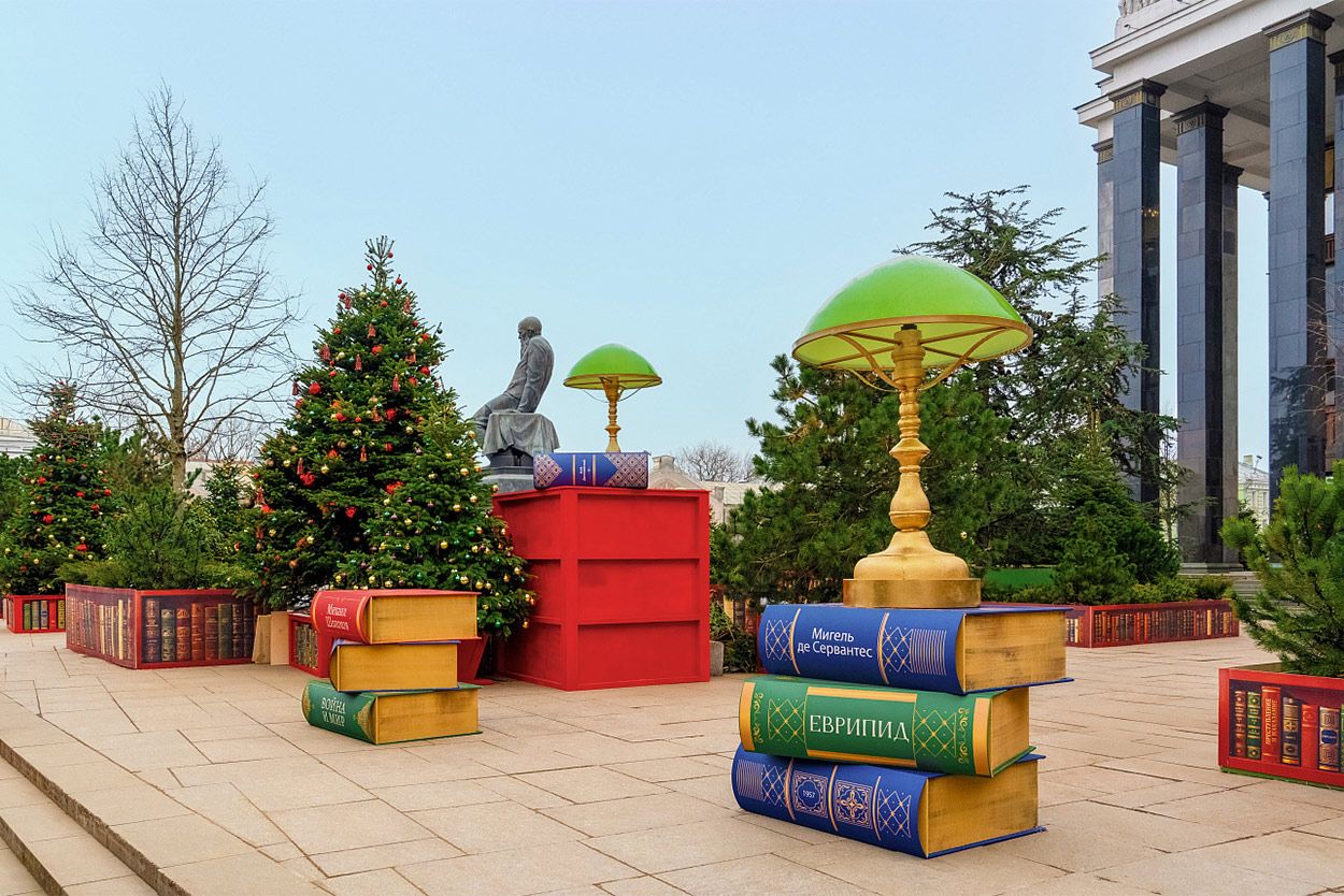 Рядом с памятником Федору Достоевскому установили большие лампы с зелеными абажурами и стопки книг с популярными и редкими произведениями. Фото: сайт мэра Москвы