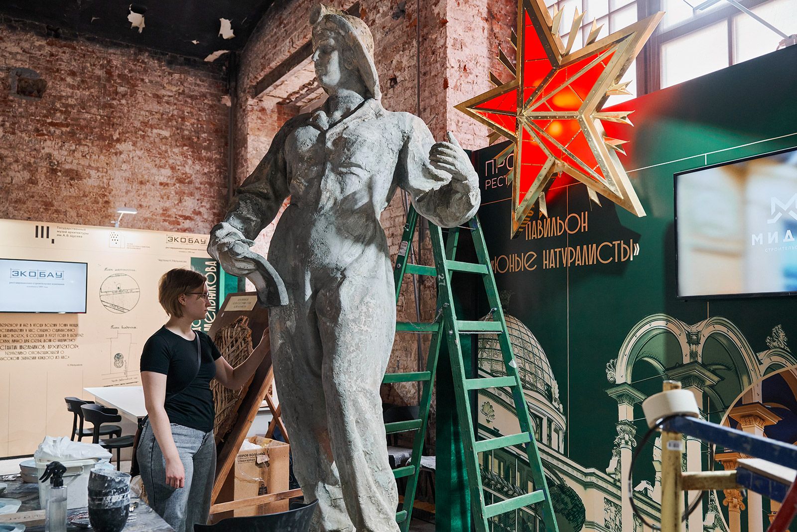 Также на выставке провели традиционные соревнования молодых реставраторов, где приняли участие команды из 25 профильных образовательных учреждений из России и Республики Беларусь. Фото: пресс-служба Департамента культурного наследия 