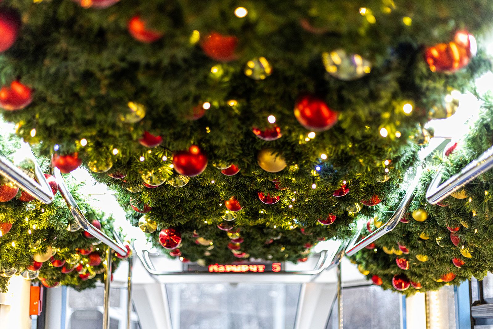 Теперь трамвай стал частью новогодний декораций города, с хвойными гирляндами в салоне. Фото: пресс-служба Московского метрополитена