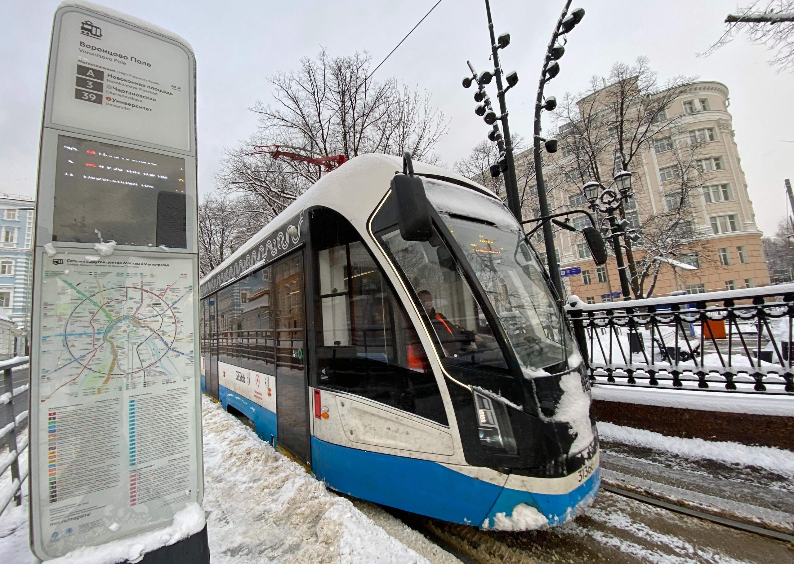 Увидеть новогодний транспорт можно по маршруту каждый день с 07:00 до 09:00 и с 17:00 до 01:00. Фото: Анна Быкова, «Вечерняя Москва»