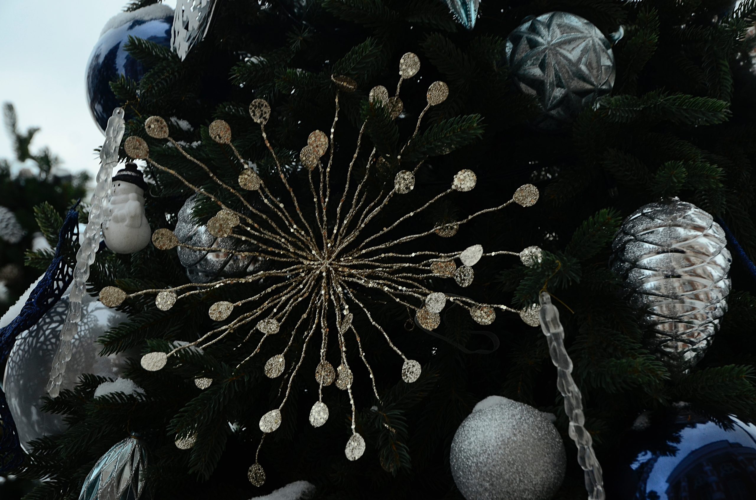 Все украшения на елке отечественные, а в монтаже приняли участие 25—30 человек. Фото: Анна Быкова, «Вечерняя Москва»