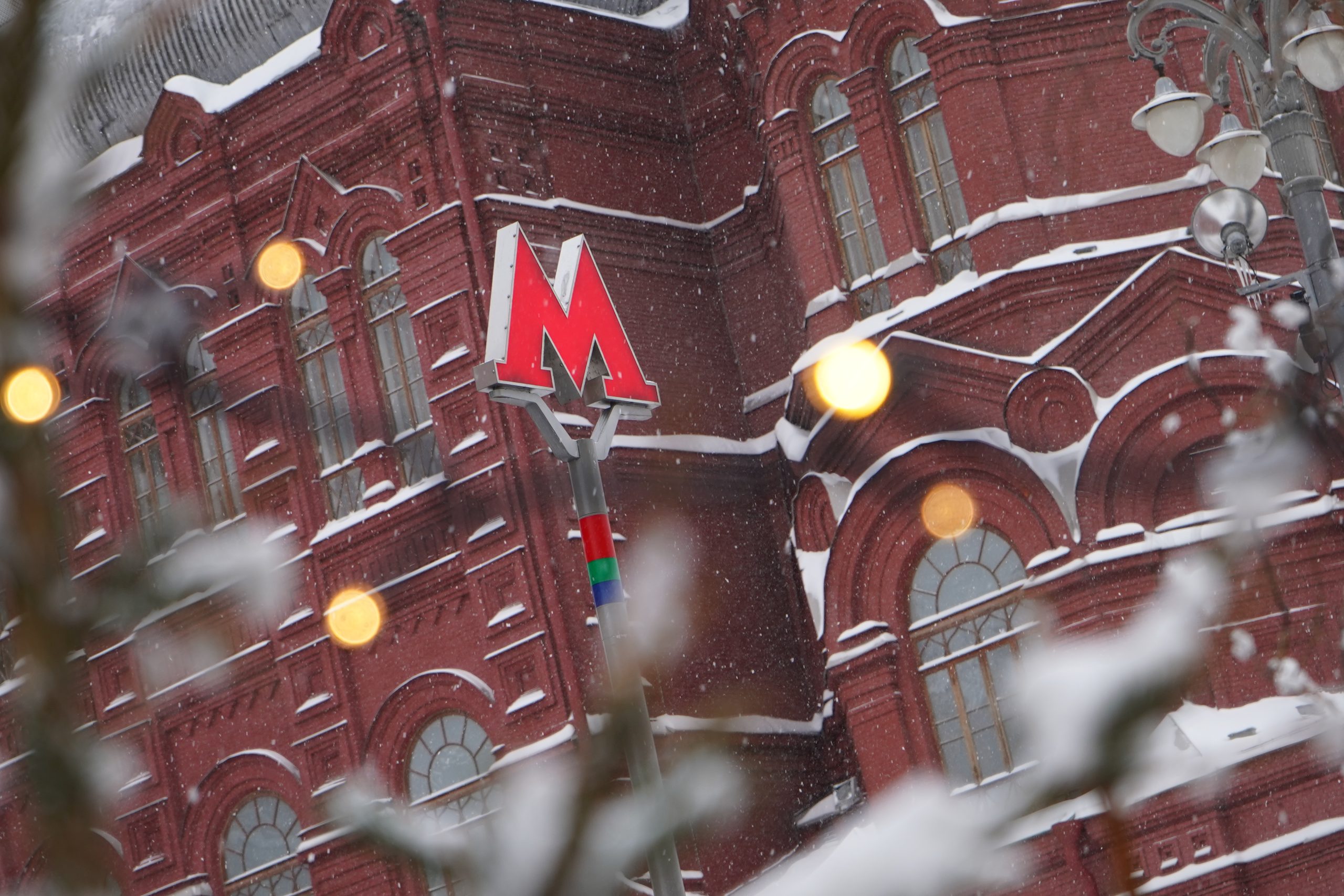 Кроме того, новогодний волшебник осмотрел праздничное украшения станций метро. Фото: Анна Быкова, «Вечерняя Москва»