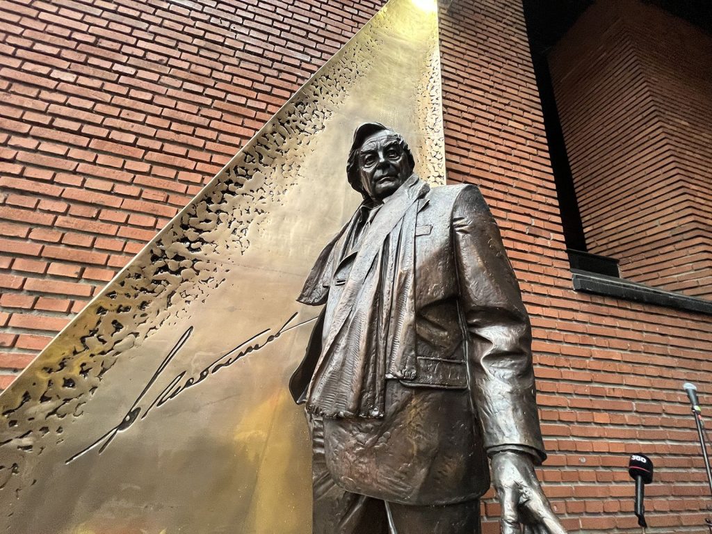 Памятник Юрию Любимову установили рядом с Театром на Таганке