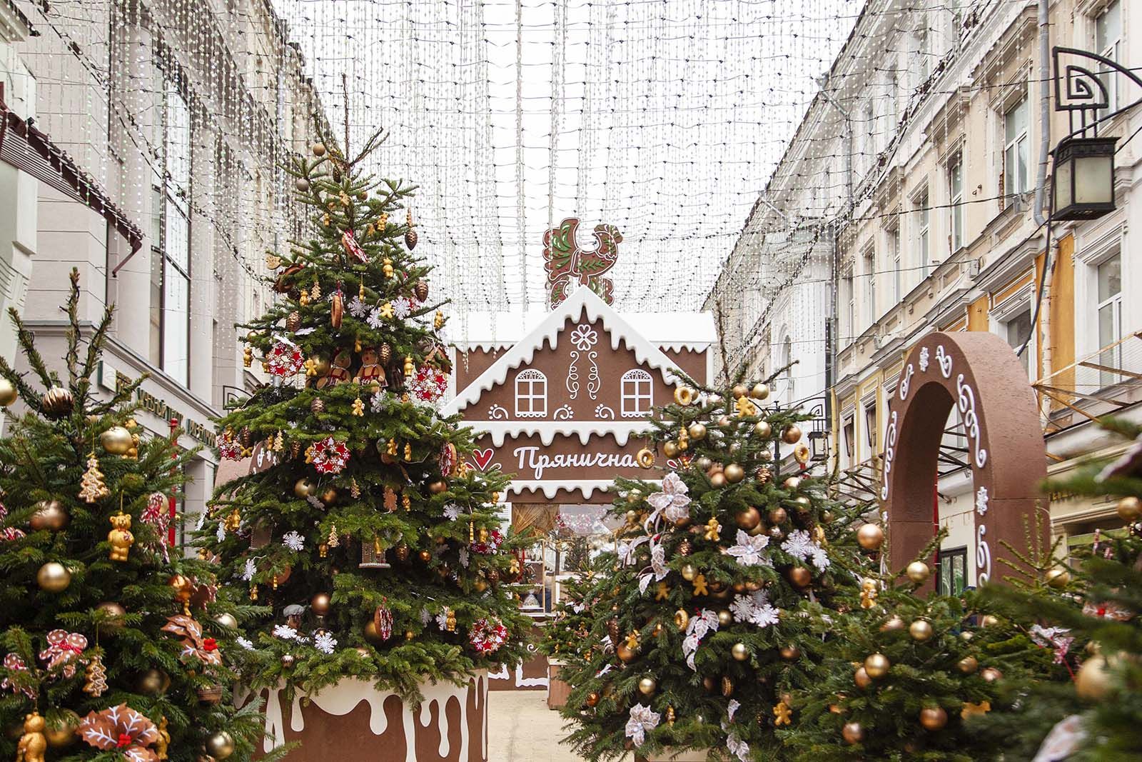 В этом году весь центр Москвы украшен в внтажном стиле, что создает удивительный симбиоз истории и современных технологий. Фото: пресс-служба Департамента торговли и услуг города Москвы