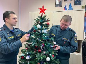 Если вызовов практически нет, то сотрудники даже накрывают импровизированный стол, загадывают желания под бой курантов и поздравляют родных и друзей по телефону. Фото: пресс-служба Управления по ЦАО ГУ МЧС России по г. Москве